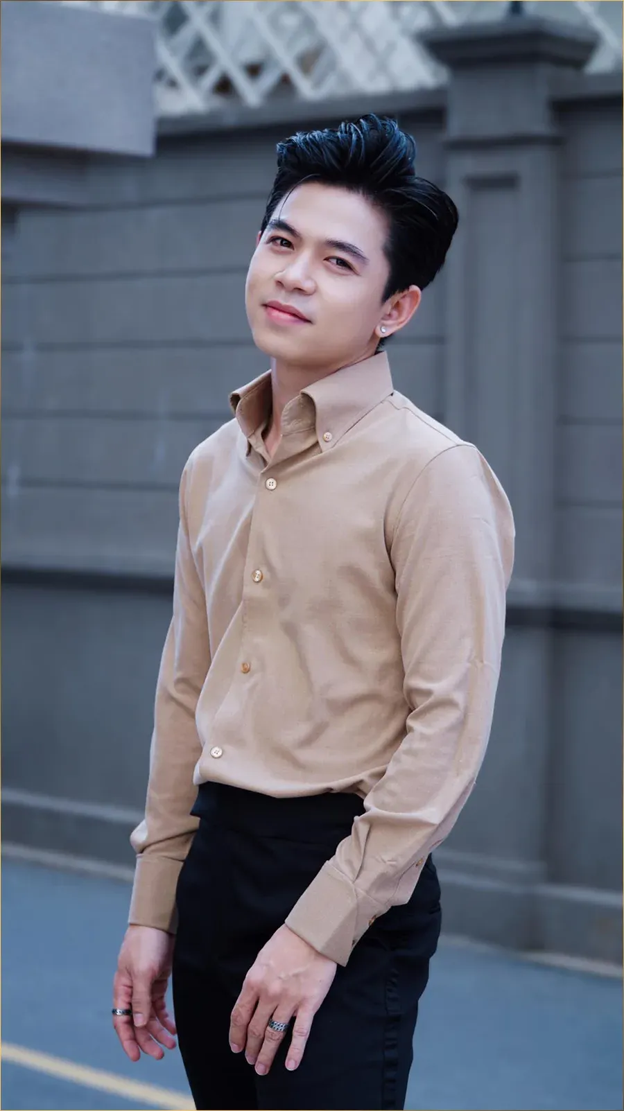 Đạt Long Vinh trở thành hiện tượng mạng với ca khúc Pháo Hồng nhưng cũng vướng phải những tin đồn không đáng có