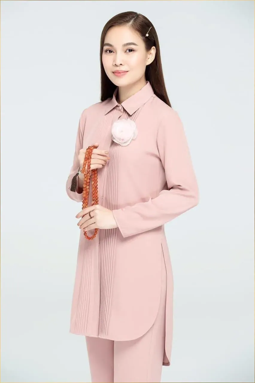 Giang Hồng Ngọc tên thật là Giang Thụy Hồng Ngọc, sinh năm 1989 tại Đồng Nai, là một ca sĩ nổi tiếng với nhiều dòng nhạc khác nhau.