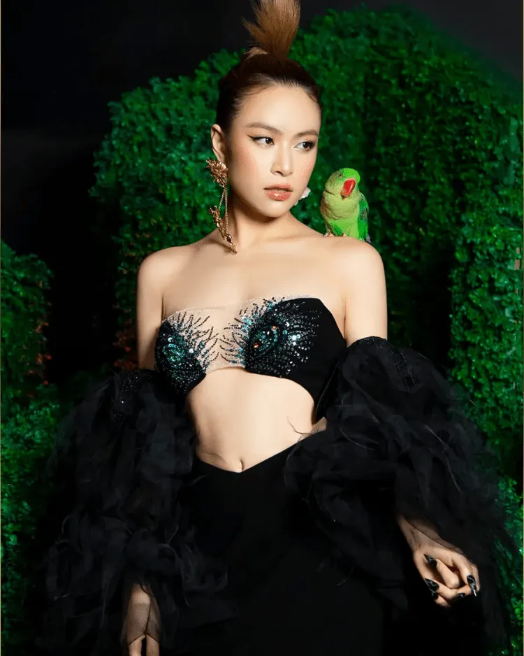 Hoàng Thùy Linh trình diễn trên sân khấu với phong thái tự tin và quyến rũ, âm nhạc của cô đã vươn ra tầm quốc tế