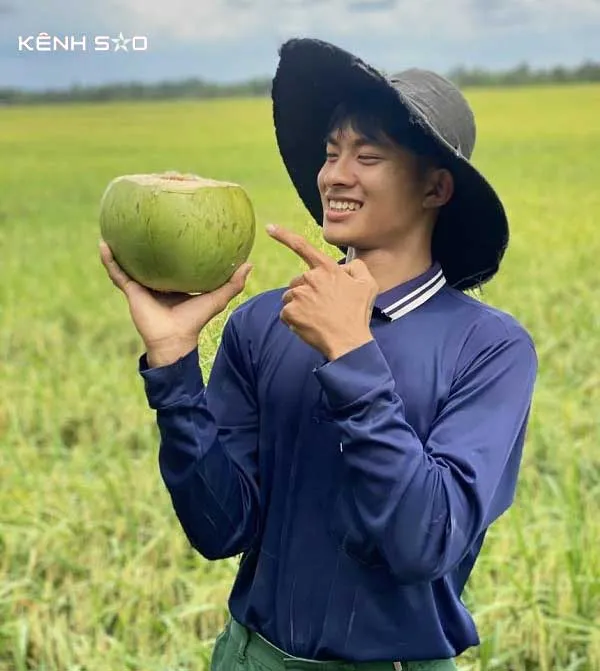 Tiểu sử tóm tắt của Lê Tuấn Khang, một TikToker nổi tiếng với các video về cuộc sống miền Tây