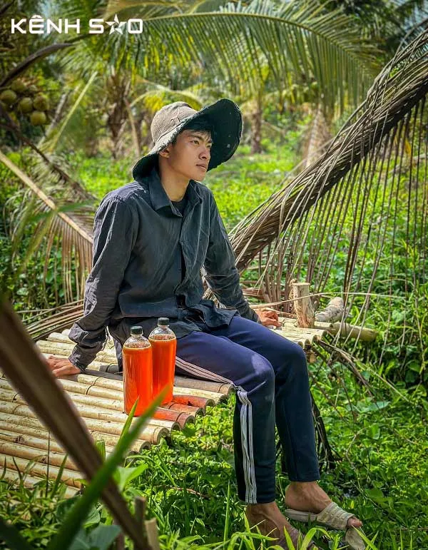 Lê Tuấn Khang trong một video TikTok, thể hiện sự hài hước và gần gũi với cuộc sống thường nhật