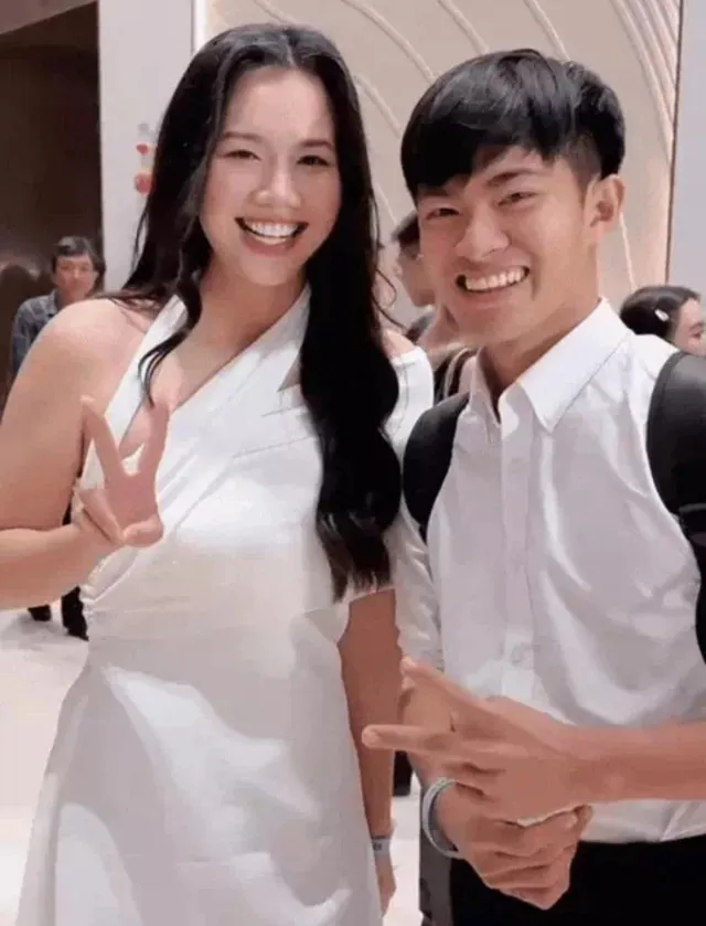 Ánh Viên và Lê Tuấn Khang chụp ảnh chung tại sự kiện TikTok Awards, thu hút sự quan tâm của khán giả