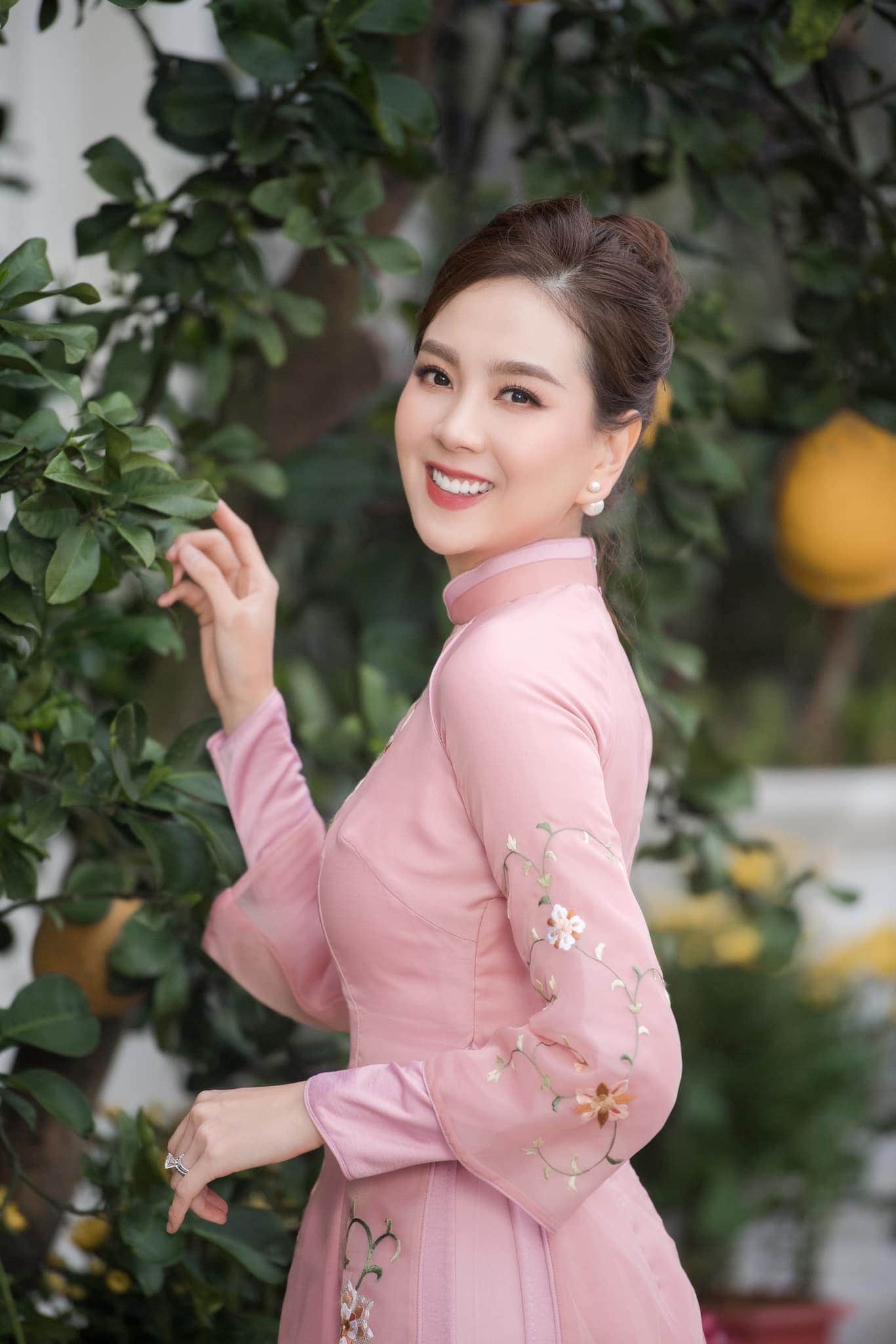 Không hổ danh "nữ MC đẹp nhất VTV", Mai Ngọc sánh vai cùng hai Hoa hậu nhưng nhan sắc không hề kém cạnh