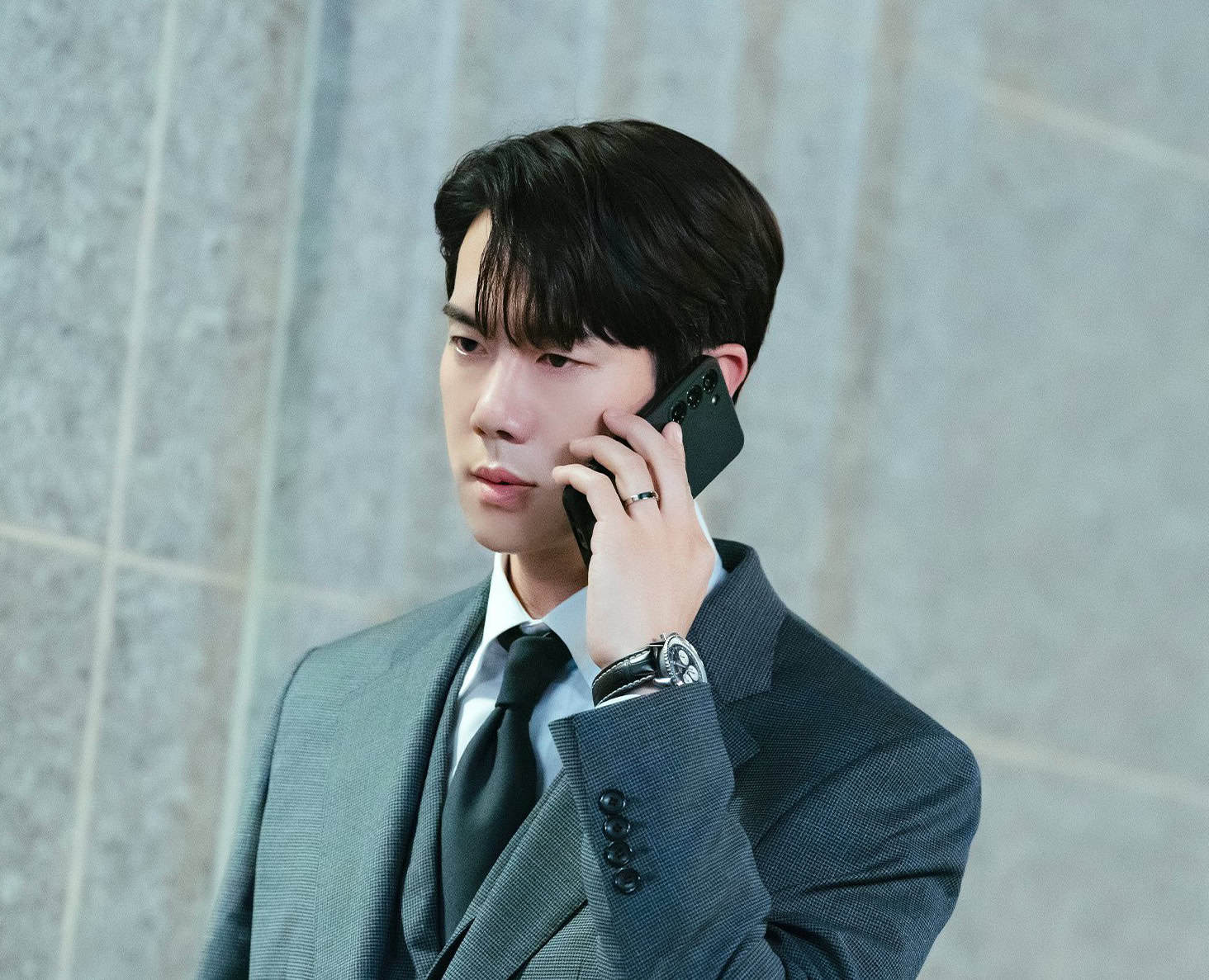 Những điều có thể bạn chưa biết về nam chính When the phone rings