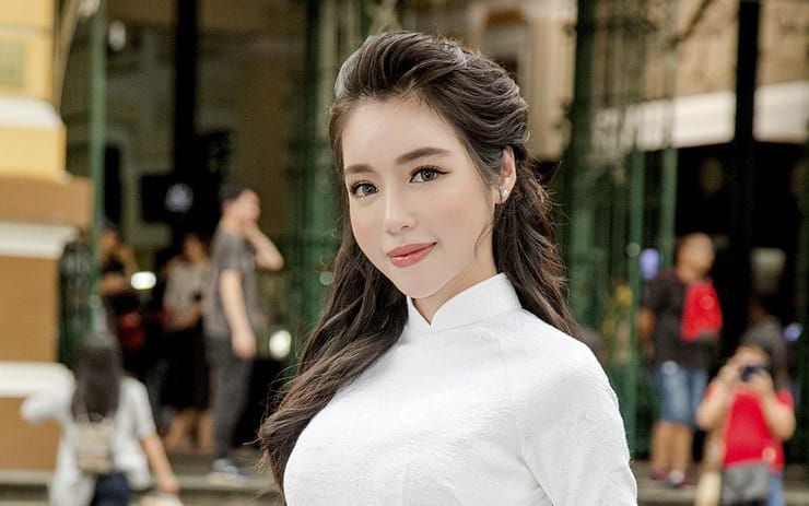 Tiểu sử Elly Trần - Biểu tượng quyến rũ thế hệ đầu và hành trình bản lĩnh vượt qua bão giông đời tư 6 Ảnh Elly Trần - Elly Trần: Từ "hot girl" đình đám đến hành trình làm mẹ đơn thân và trở lại showbiz