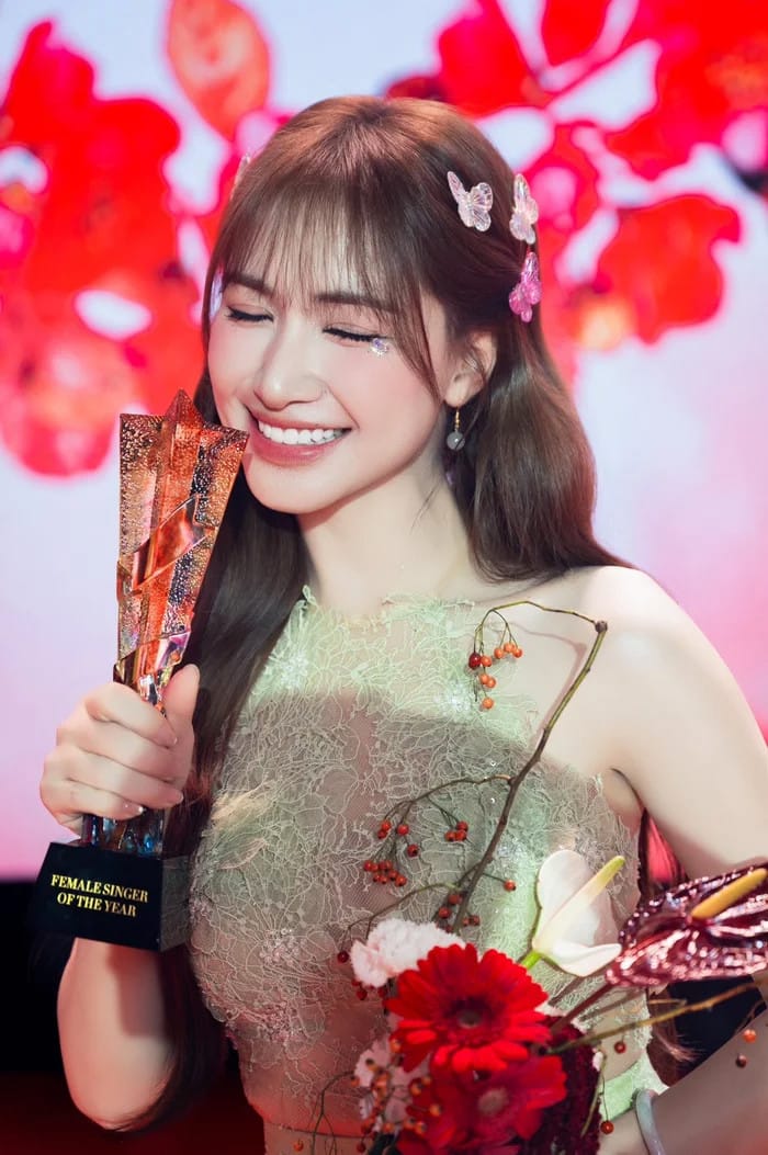 Tiểu sử Hòa Minzy - Quán quân Học viện Ngôi sao và giọng ca Dân gian Đương đại hàng đầu V-Pop 3 Hòa Minzy khiến khán giả lo lắng khi gặp chấn thương phải ngồi xe lăn