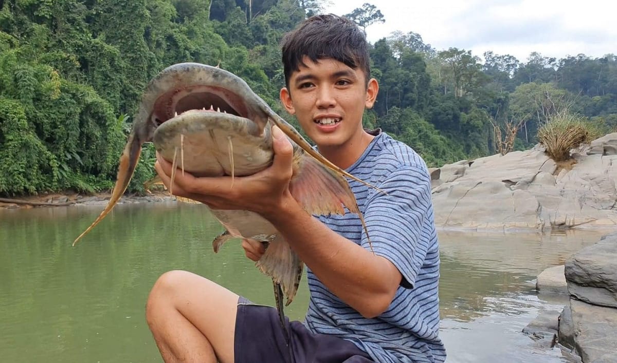 Tiểu sử Sang Vlog - 'Youtuber nghèo nhất Việt Nam' và hành trình truyền cảm hứng từ căn nhà tranh đến nút vàng YouTube 5 Bỏ kênh 2 năm, Sang Vlog bất ngờ được YouTube chuyển số tiền 'khủng'