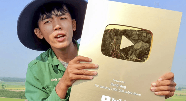 Tiểu sử Sang Vlog - 'Youtuber nghèo nhất Việt Nam' và hành trình truyền cảm hứng từ căn nhà tranh đến nút vàng YouTube 6 Ảnh Sang Vlog - YouTuber Sang Vlog bất ngờ bị "dí" sau thời gian yên bình