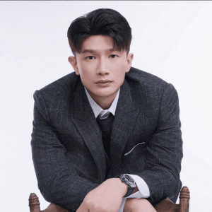 Tiểu sử Dược sĩ Tiến – Dược sĩ, Nhà sản xuất tài năng và Nam vương Người Việt Thế giới 2017