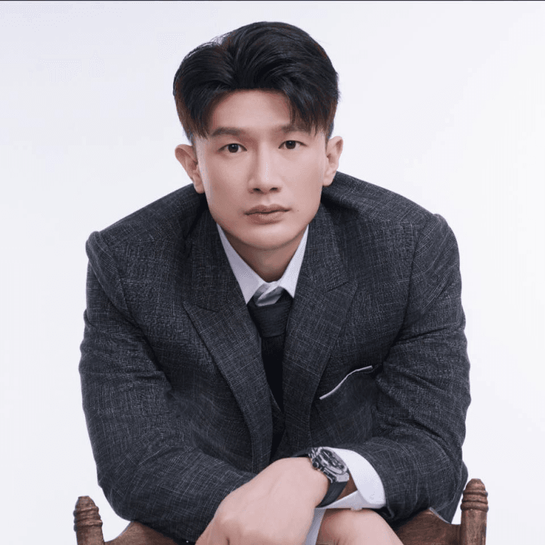 Tiểu sử Dược sĩ Tiến – Dược sĩ, Nhà sản xuất tài năng và Nam vương Người Việt Thế giới 2017