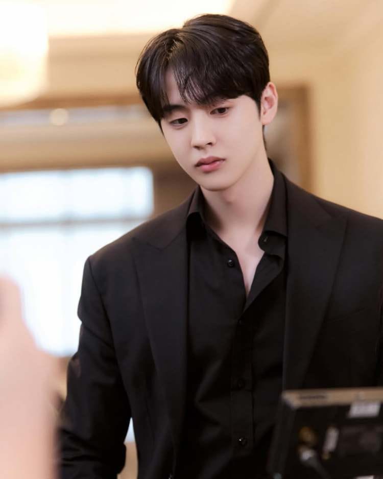 เปิดประวัติ 'คิมฮยอนจิน' จากรันเวย์สู่จอซีรีส์ นักแสดงหน้าใหม่ที่ค่อย ๆ  เติบโตจนกลายเป็นที่จดจำ