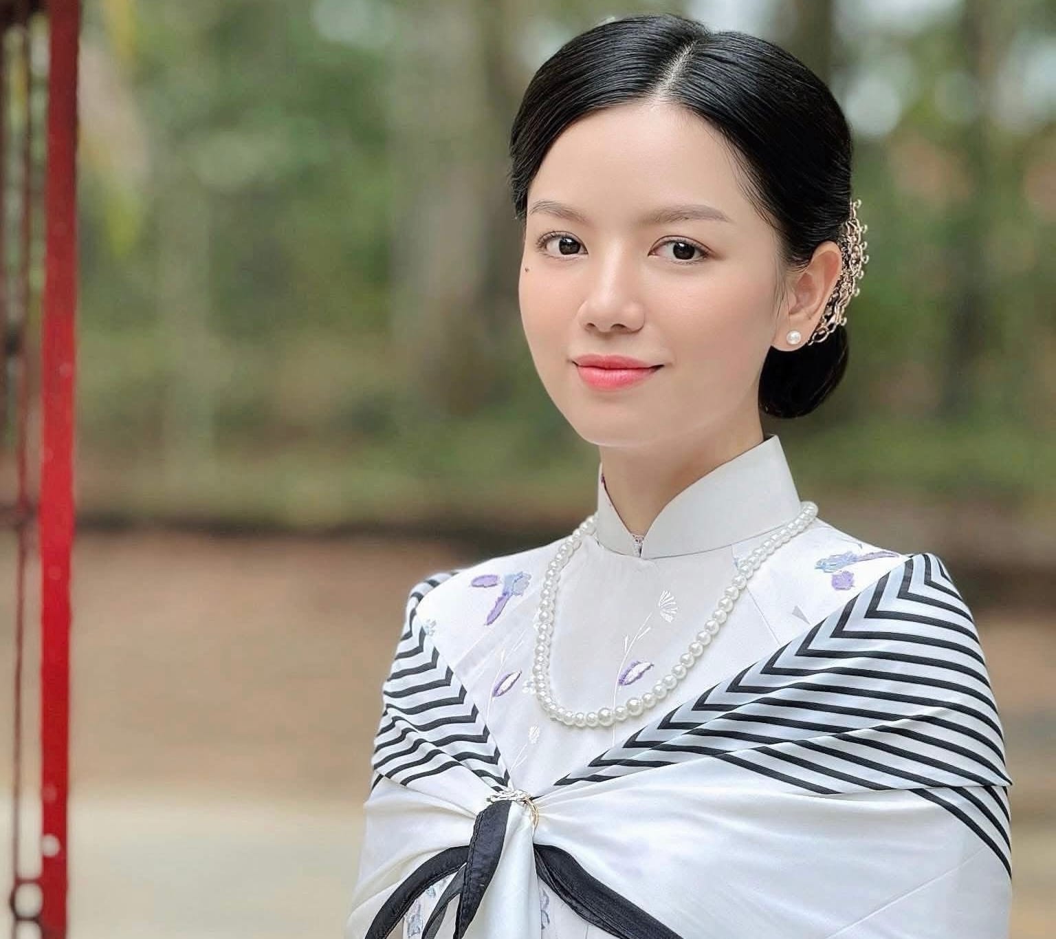 Ảnh Lê Hạ Anh - Nhan sắc đời thường của Lê Hạ Anh - 'bóng hồng' hiếm hoi trong 'Mưa đỏ'
