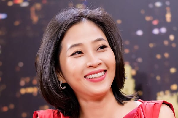 Tiểu sử Liêu Hà Trinh - Quán quân Én Vàng 2016 và nữ MC tài năng mang tâm hồn thi sĩ 4 Ảnh Liêu Hà Trinh - MC Liêu Hà Trinh: Suýt bị chồng Việt kiều đuổi khỏi công ty khi làm ăn chung