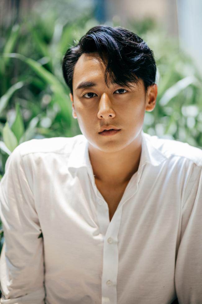 Tiểu sử Rocker Nguyễn - Nam thần toàn diện Vpop và hành trình tái sinh sau biến cố 3 Ảnh Rocker Nguyễn - Showbiz Việt có 1 cái tên bí ẩn: Đang đẹp trai lẫy lừng bỗng trở nên hốc hác rồi cạo đầu, giờ sống ra sao?